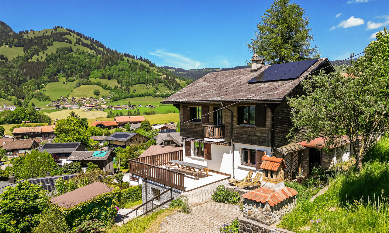 façade avec balcon, panneaux solaires, day time, mountain view, et vue sur la montagne