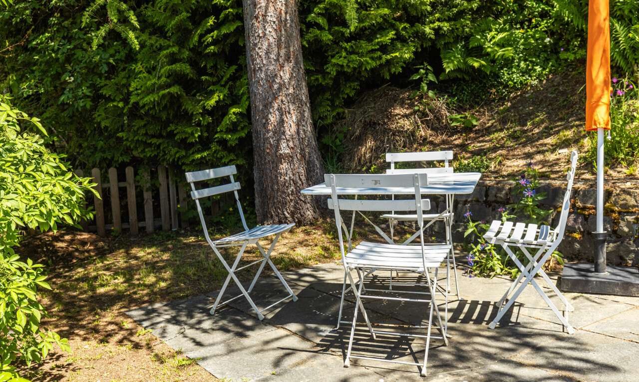 terrasse avec clôture, terrasse, et from property
