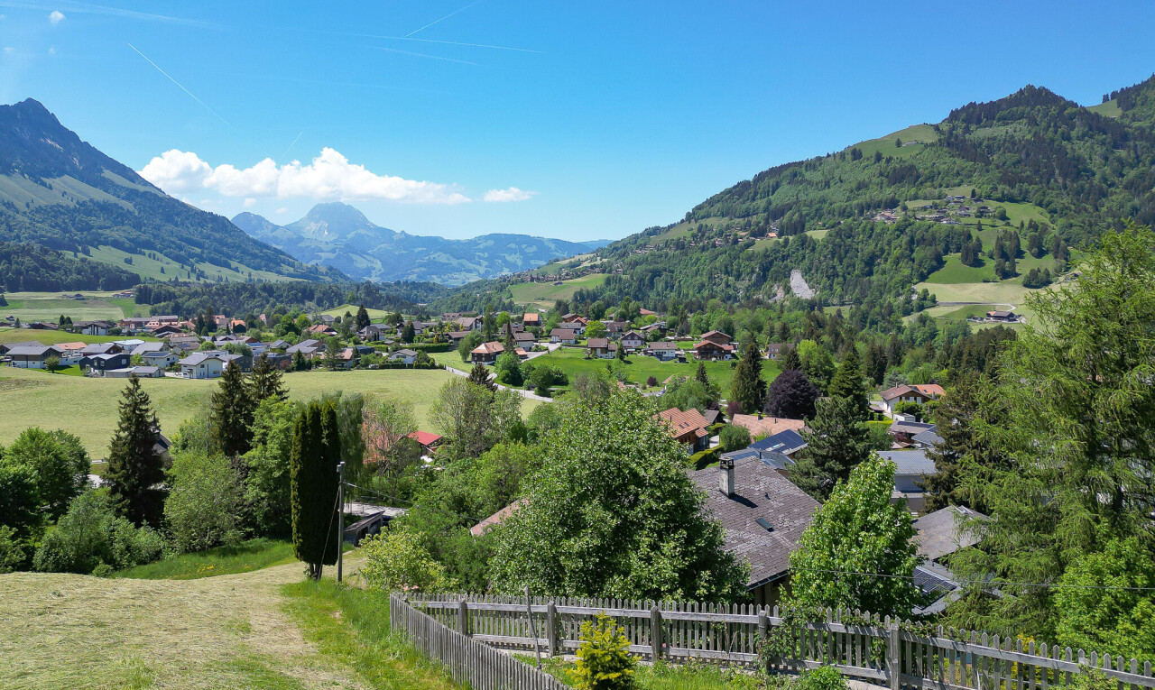 vue sur la montagne avec mountain view, vue sur la montagne, day time, residential view, et vue résidentielle