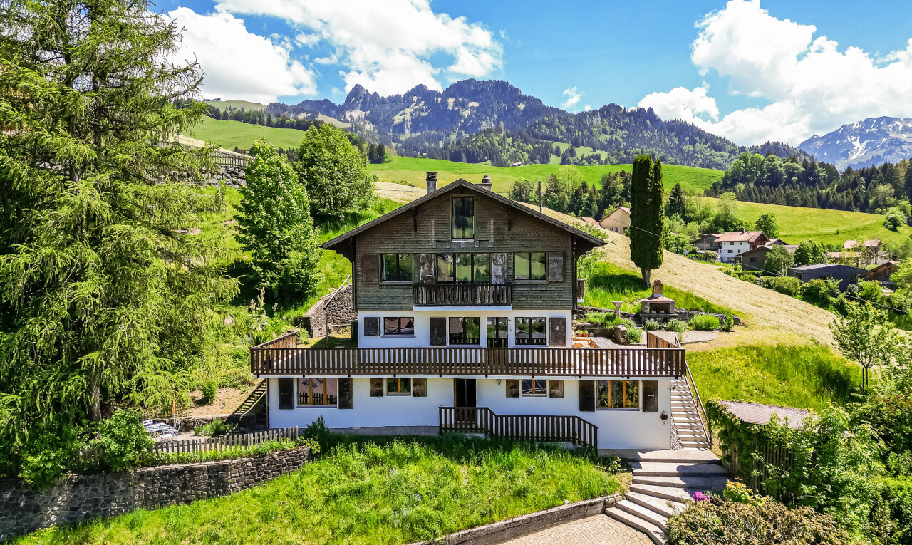 façade avec balcon, property visible, escaliers, day time, et vue sur la montagne
