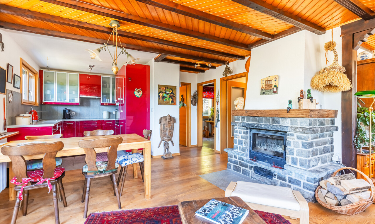 salon / salle à manger avec inside property, light floor, wood finish floor, sol en finition bois, et wood ceiling