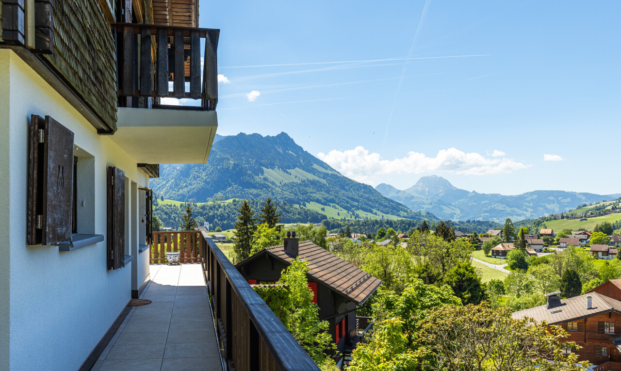 balcon avec vue sur la montagne, mountain view, day time, balcon, et from property