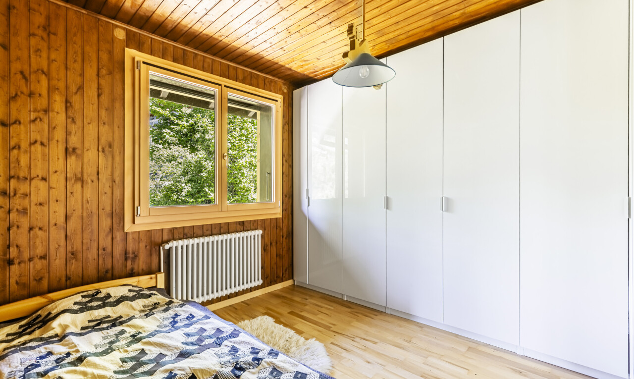chambre avec wood ceiling, plafond en bois, radiateur, natural light, et lumière naturelle