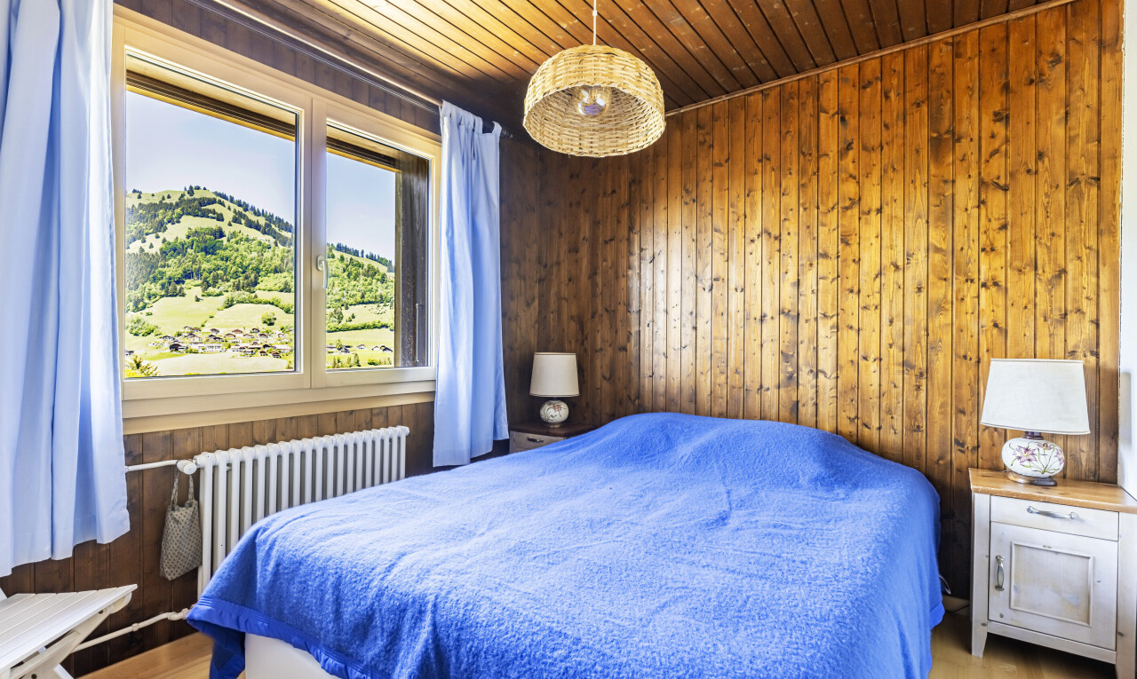 chambre avec inside property, wood wall, mur en bois, natural light, et lumière naturelle