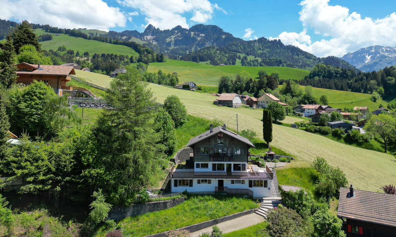 façade avec rural view, vue rurale, mountain view, vue sur la montagne, et escaliers