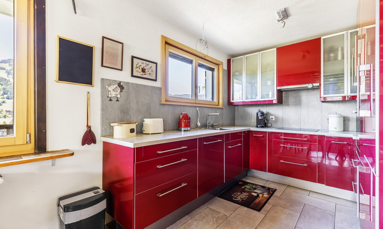 cuisine avec light floor, armoires à panneau plat, flat panel cabinets, armoires rouges, et red cabinets