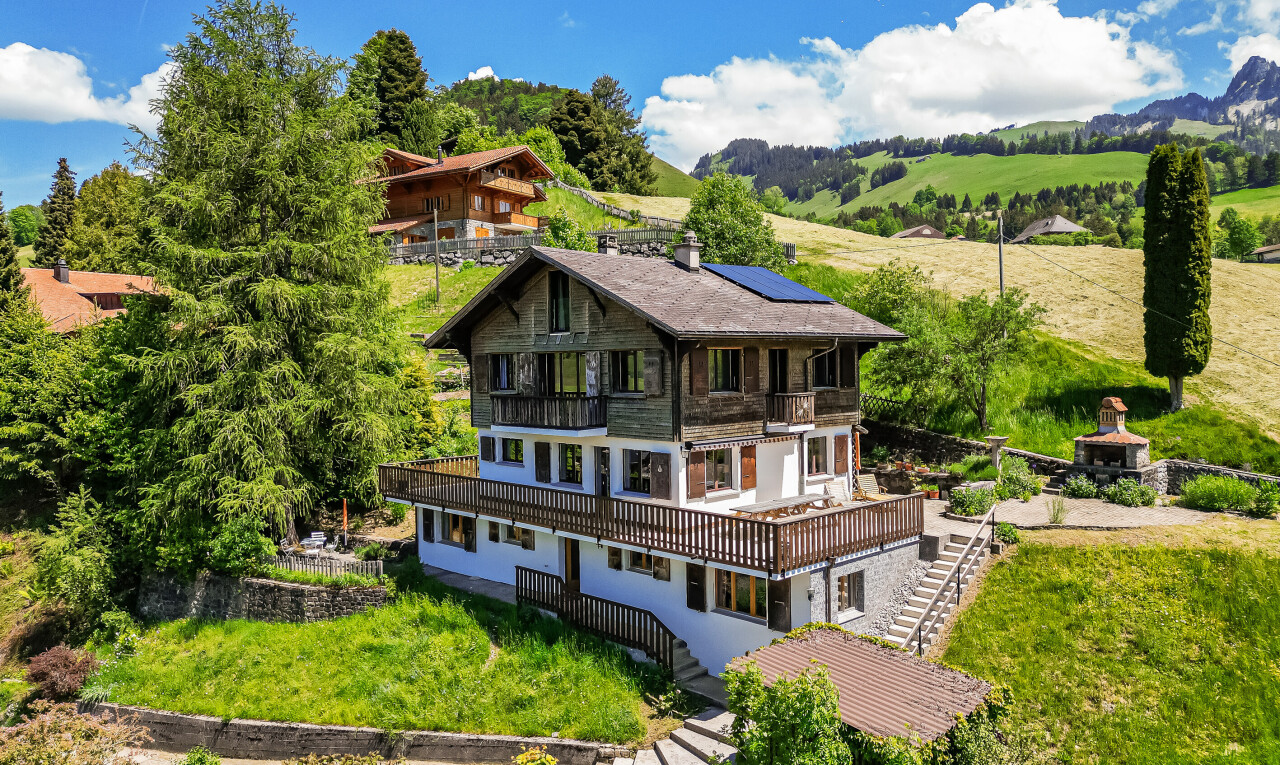 façade avec balcon, panneaux solaires, pelouse, day time, et property visible