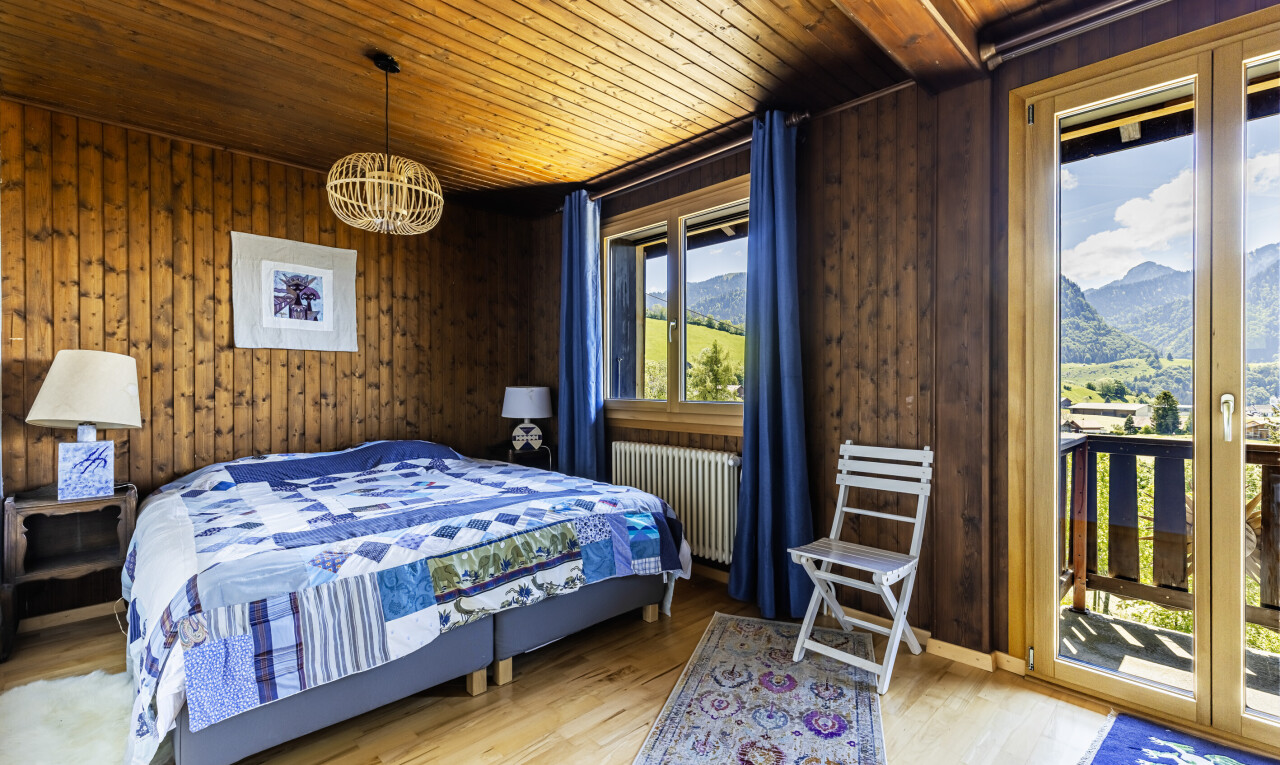 chambre avec inside property, mur en bois, wood wall, accès à l'extérieur, et vue sur la montagne