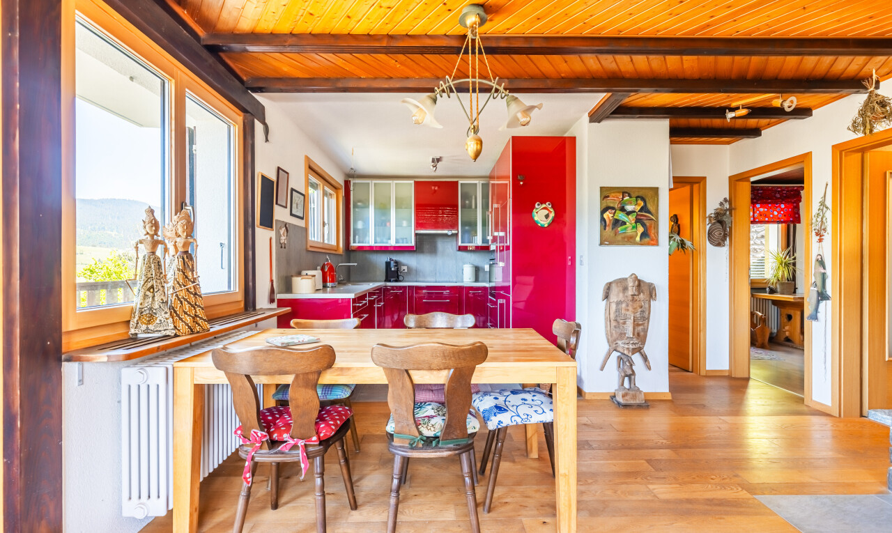 salle à manger avec wood finish floor, sol en finition bois, inside property, natural light, et lumière naturelle