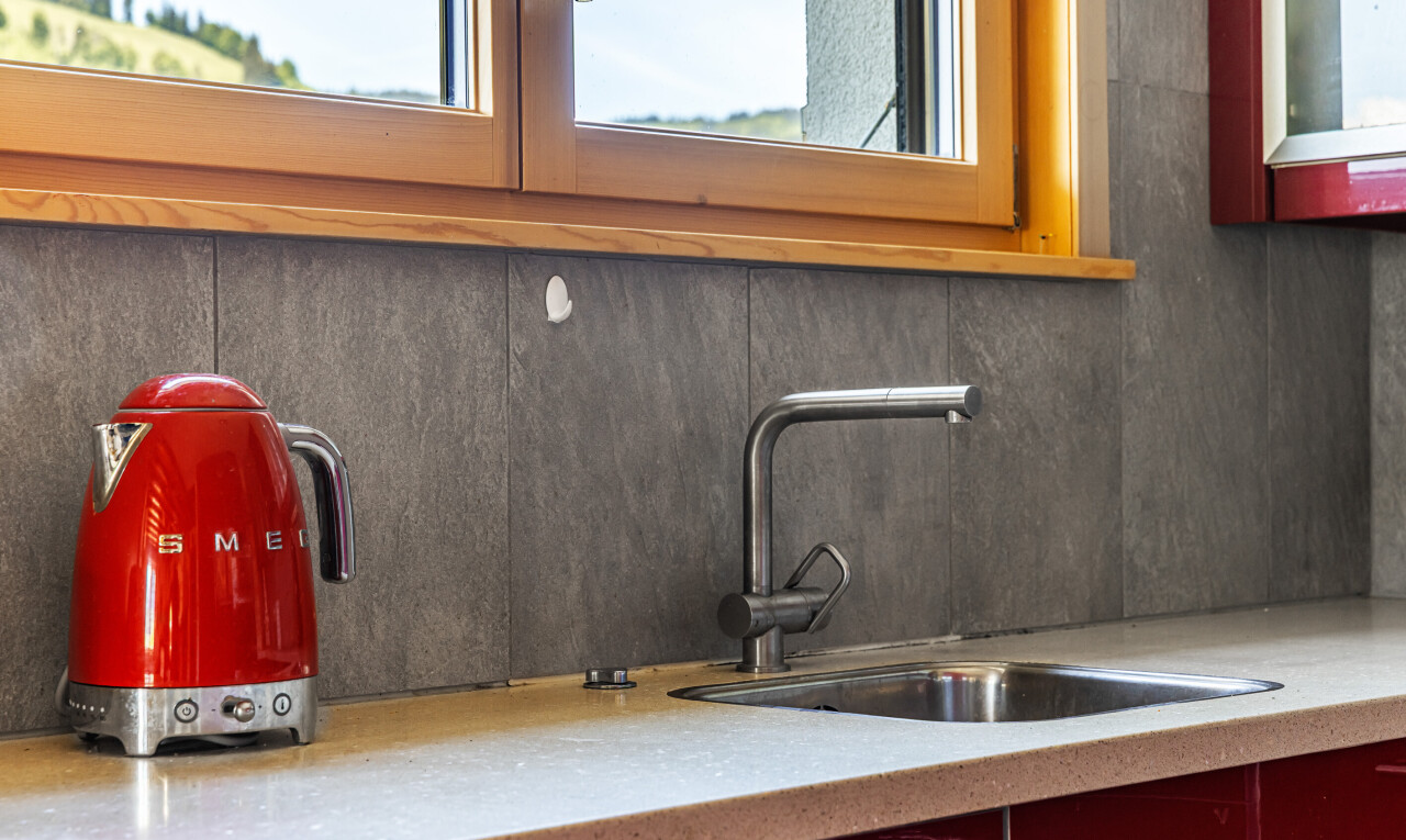 détails avec appliance, light countertops, inside property, évier, et kitchen