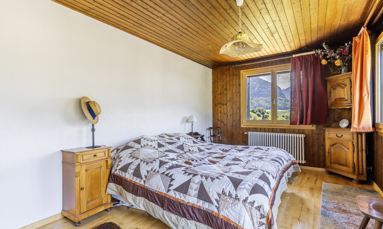 chambre avec cloison sèche, drywall, sol en finition bois, wood finish floor, et inside property