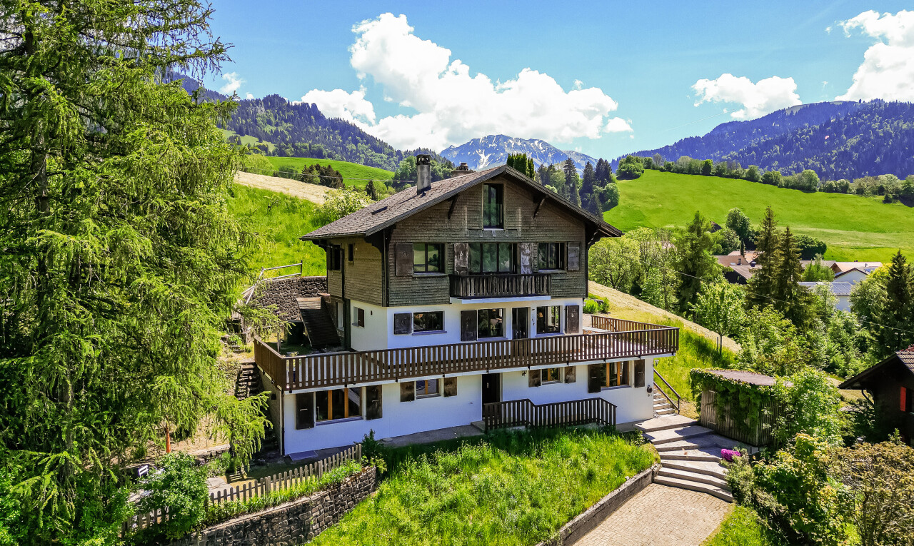 façade avec balcon, property visible, mountain view, vue sur la montagne, et day time