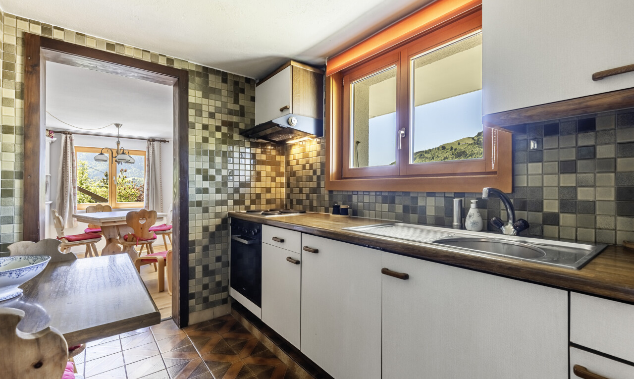 cuisine avec dark floor, armoires blanches, white cabinets, four, et inside property