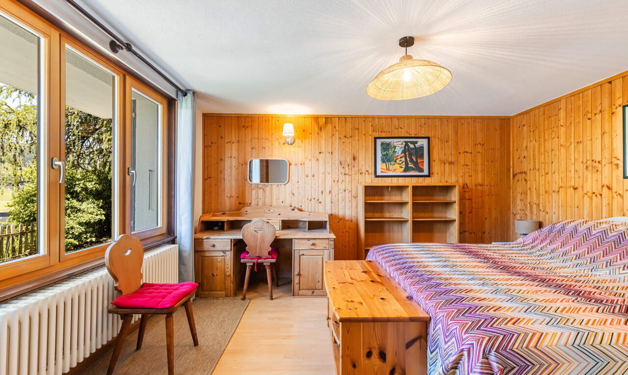 chambre avec radiateur, lumière naturelle, natural light, sol en finition bois, et wood finish floor
