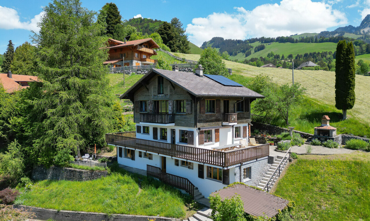 façade avec balcon, pelouse, panneaux solaires, property visible, et day time