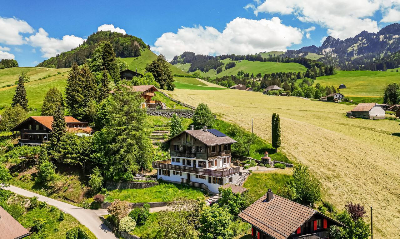 vue sur la montagne avec rural view, vue rurale, day time, et property visible