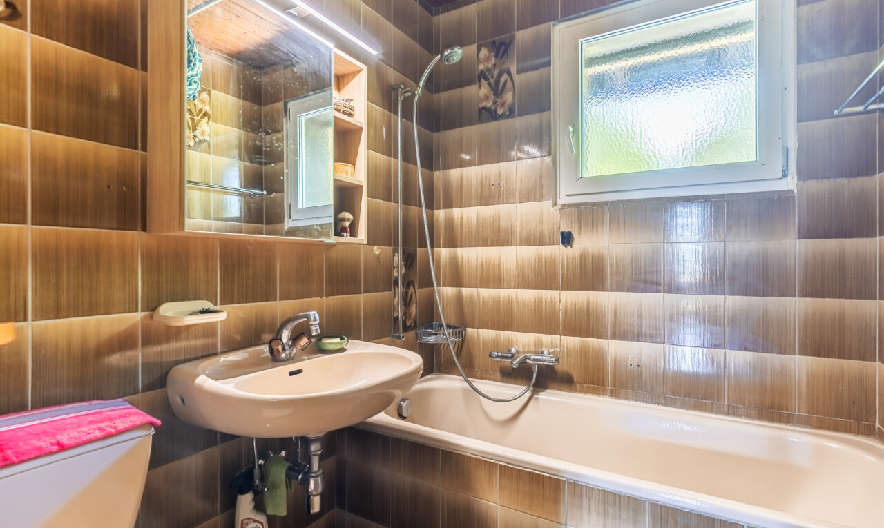 salle de bains avec salle de bain complète, tile wall, mur en carrelage, douche-bain combinés, et inside property
