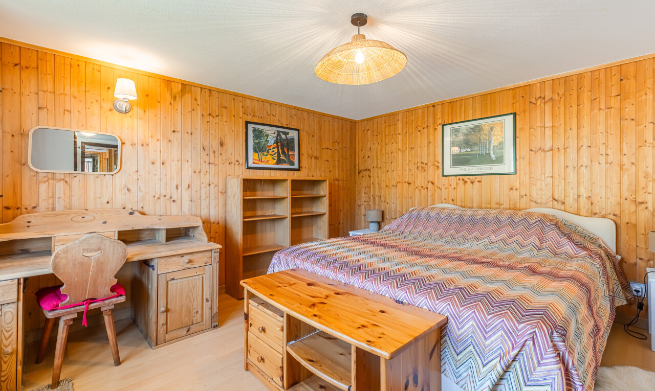 chambre avec sol en finition bois, wood finish floor, light floor, inside property, et mur en bois