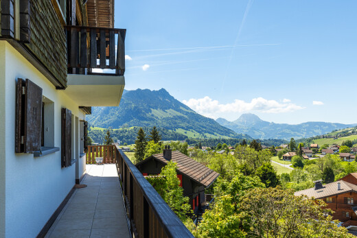 balcon avec vue sur la montagne, mountain view, day time, balcon, et from property