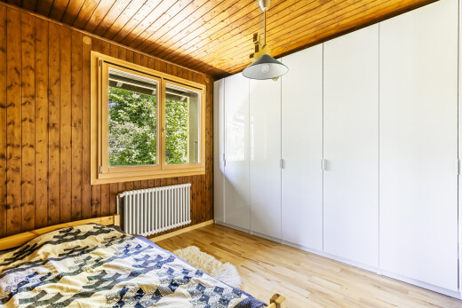 chambre avec wood ceiling, plafond en bois, radiateur, natural light, et lumière naturelle