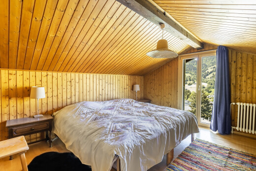 chambre avec mur en bois, wood wall, plafond voûté, vaulted ceiling, et plafond bas