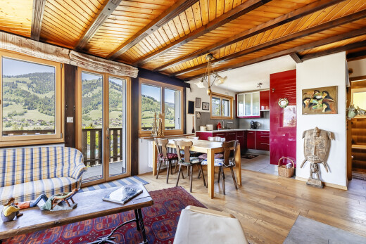 salon / salle à manger avec lumière naturelle, natural light, sol en finition bois, wood finish floor, et inside property