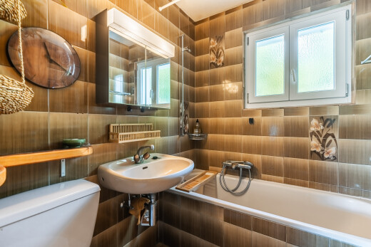 salle de bains avec bain, salle de bain complète, inside community, évier, et miroir