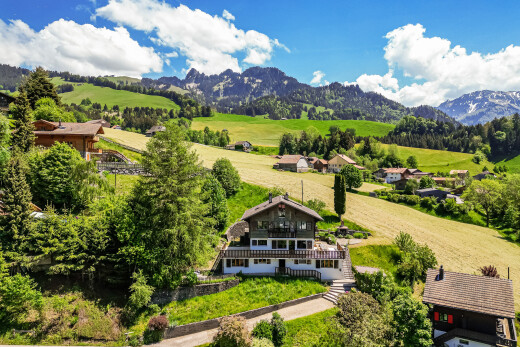 façade avec vue sur la montagne, mountain view, day time, vue rurale, et pelouse