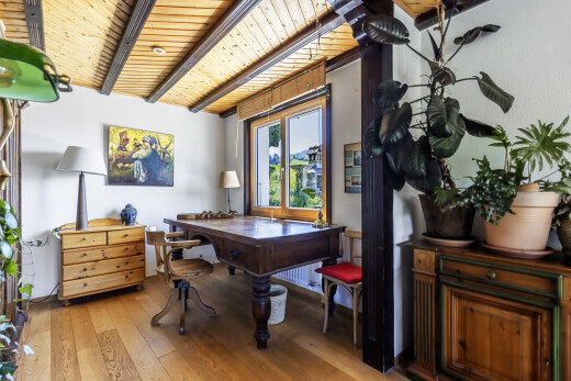salle à manger avec sol en finition bois, wood finish floor, lumière naturelle, natural light, et inside property