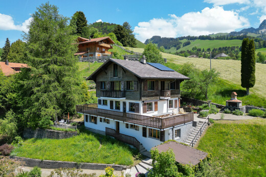 façade avec balcon, pelouse, panneaux solaires, property visible, et day time