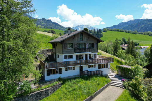 façade avec balcon, property visible, mountain view, vue sur la montagne, et day time