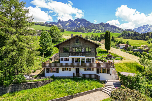 façade avec balcon, property visible, escaliers, day time, et vue sur la montagne