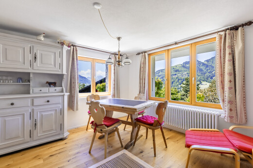 salle à manger avec vue sur la montagne, mountain view, inside property, sol en finition bois, et wood finish floor