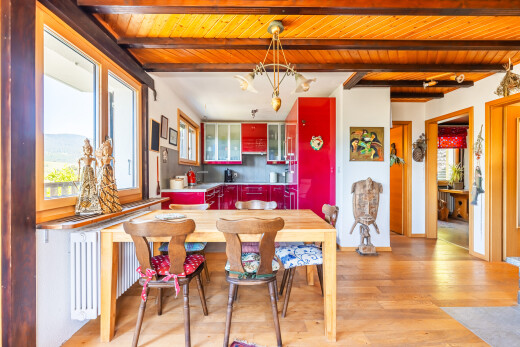 salle à manger avec wood finish floor, sol en finition bois, inside property, natural light, et lumière naturelle