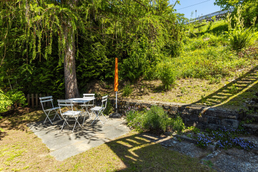 jardin avec terrasse, day time, coin repas extérieur, et pelouse