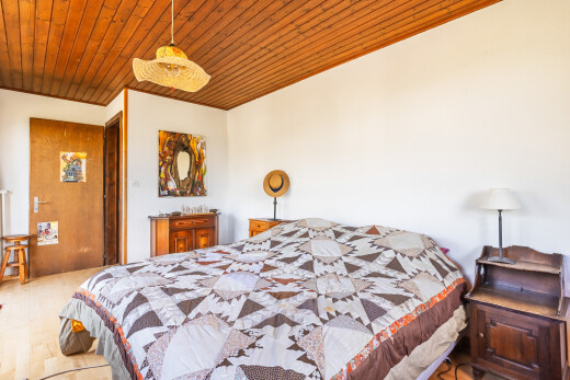 chambre avec plafond en bois, wood ceiling, inside property, cloison sèche, et drywall