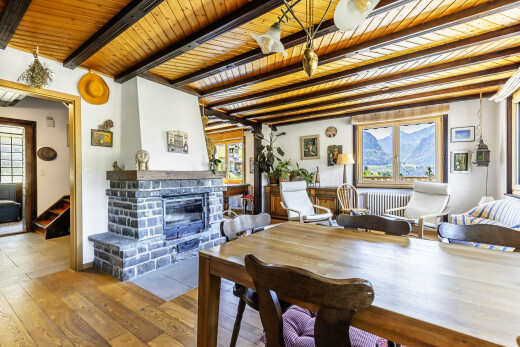 salon / salle à manger avec lumière naturelle, natural light, sol en finition bois, wood finish floor, et cloison sèche