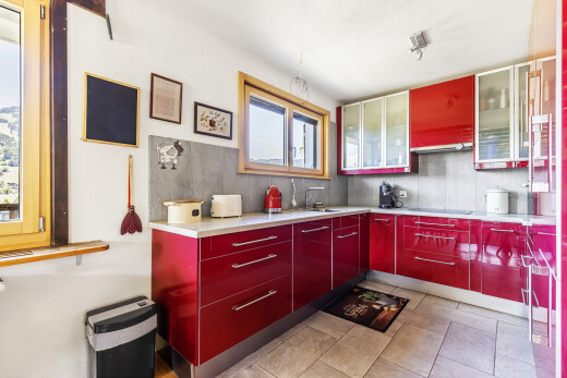 cuisine avec light floor, armoires à panneau plat, flat panel cabinets, armoires rouges, et red cabinets