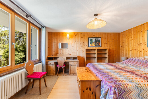 chambre avec radiateur, lumière naturelle, natural light, sol en finition bois, et wood finish floor