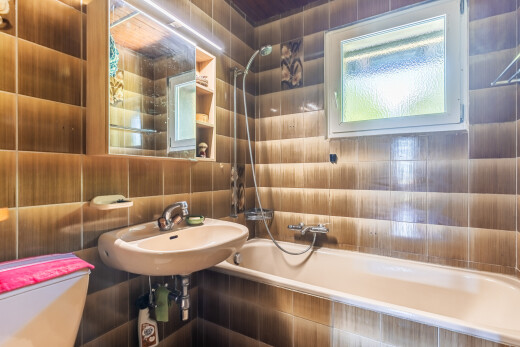 salle de bains avec salle de bain complète, tile wall, mur en carrelage, douche-bain combinés, et inside property
