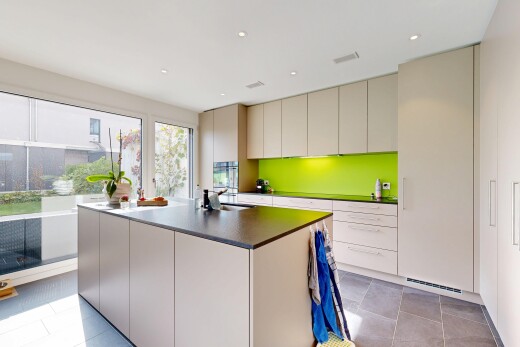 küche mit natural light, natürliches licht, arbeitsplatten, schränke mit flachen paneelen, und kücheninsel