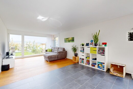 wohnzimmer mit natural light, natürliches licht, inside property, drywall, und gipskartonwand