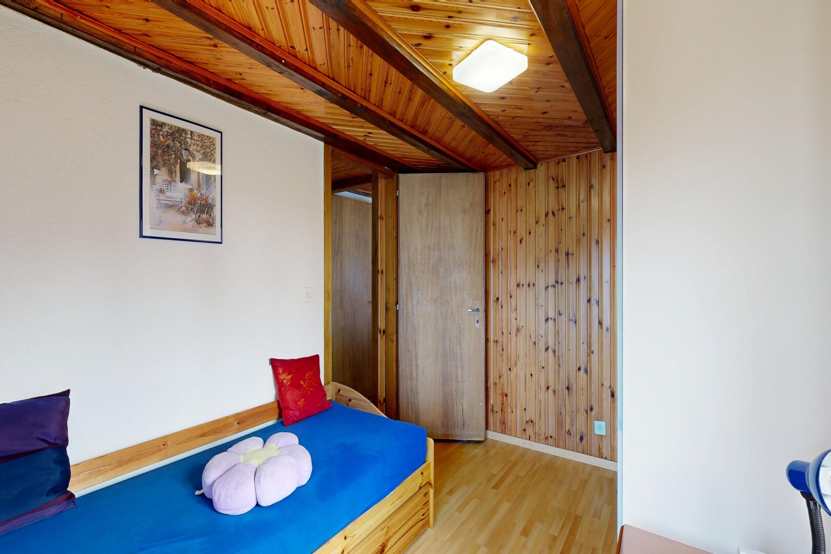 zimmer / schlafzimmer mit wood finish floor, holzfußboden, inside property, beamed ceiling, und balkendecke