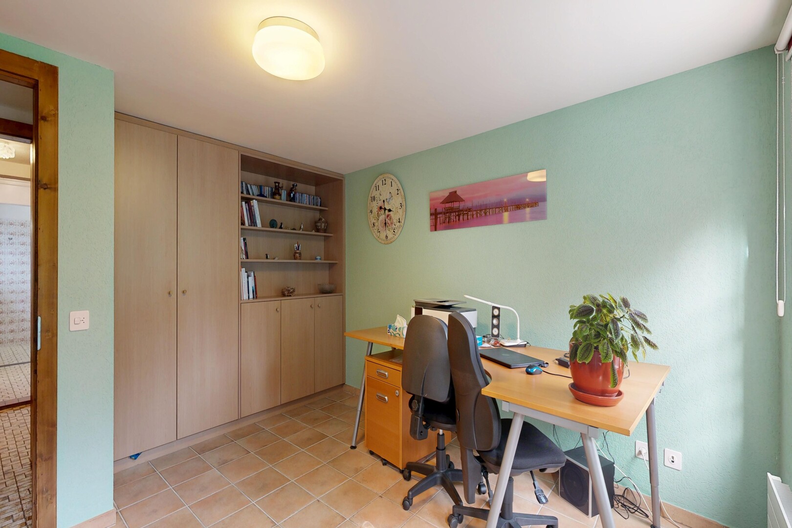 büro mit bürobereich, drywall, gipskartonwand, inside property, und light floor