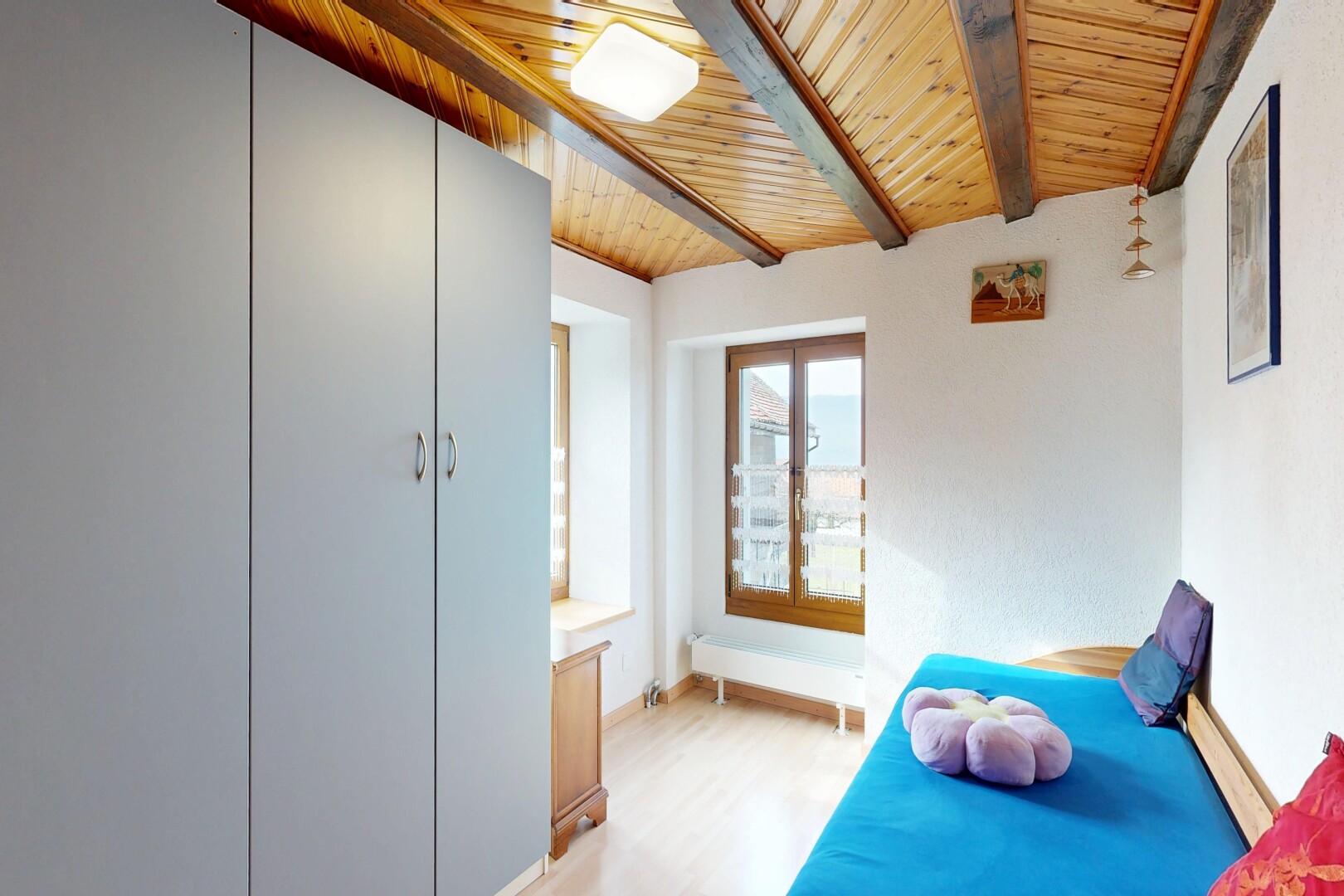 zimmer / schlafzimmer mit inside property, holzdecke, wood ceiling, natürliches licht, und natural light