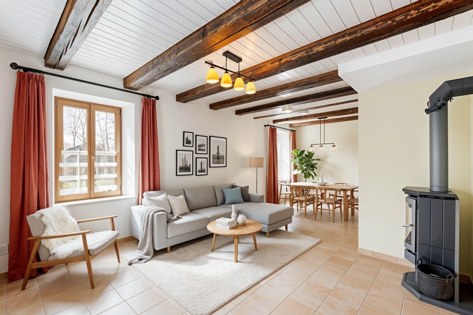 wohn- / esszimmer mit inside property, natürliches licht, natural light, balkendecke, und beamed ceiling