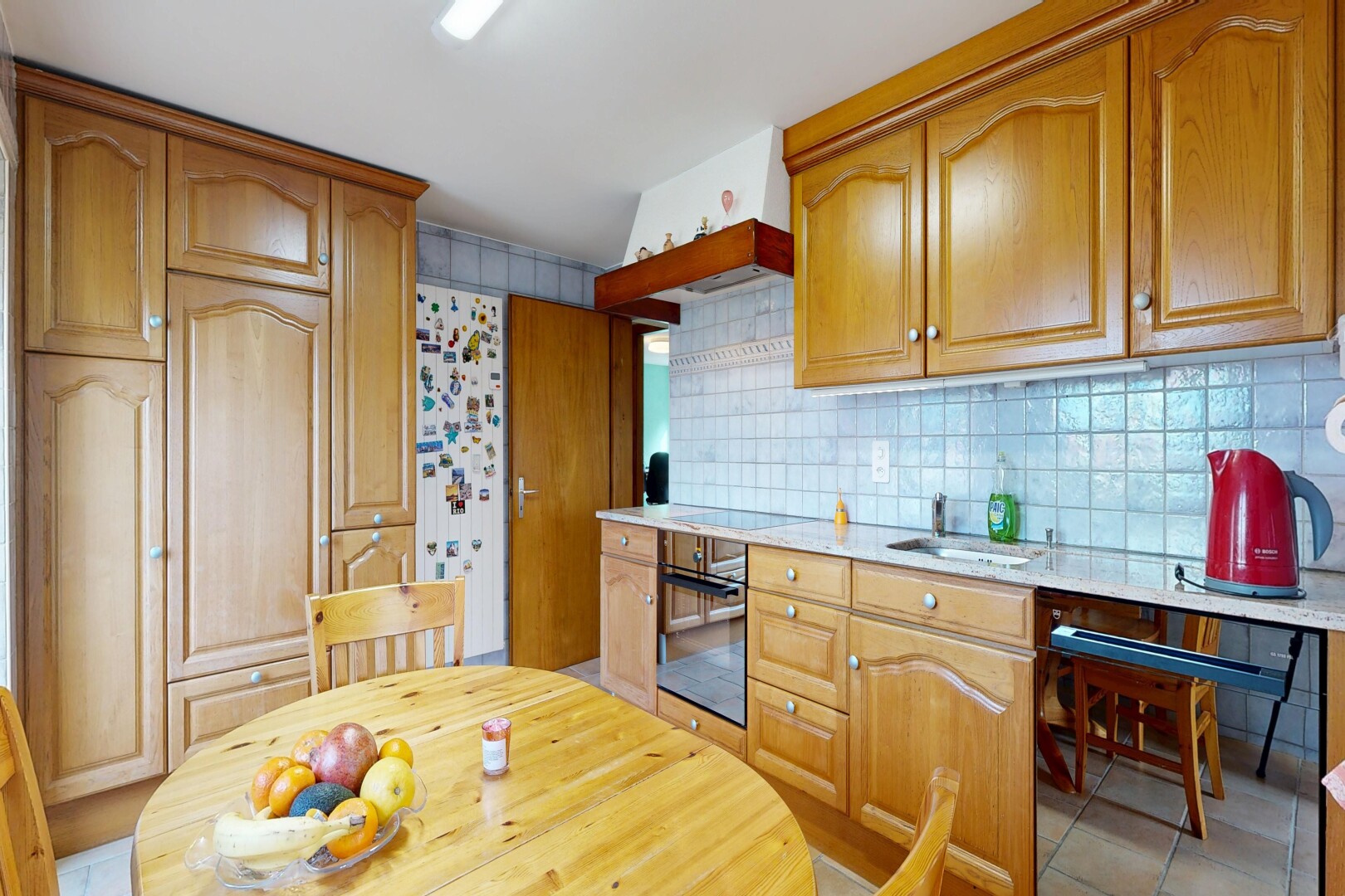 küche mit light countertops, stein arbeitsplatten, stone countertops, ofen, und inside property