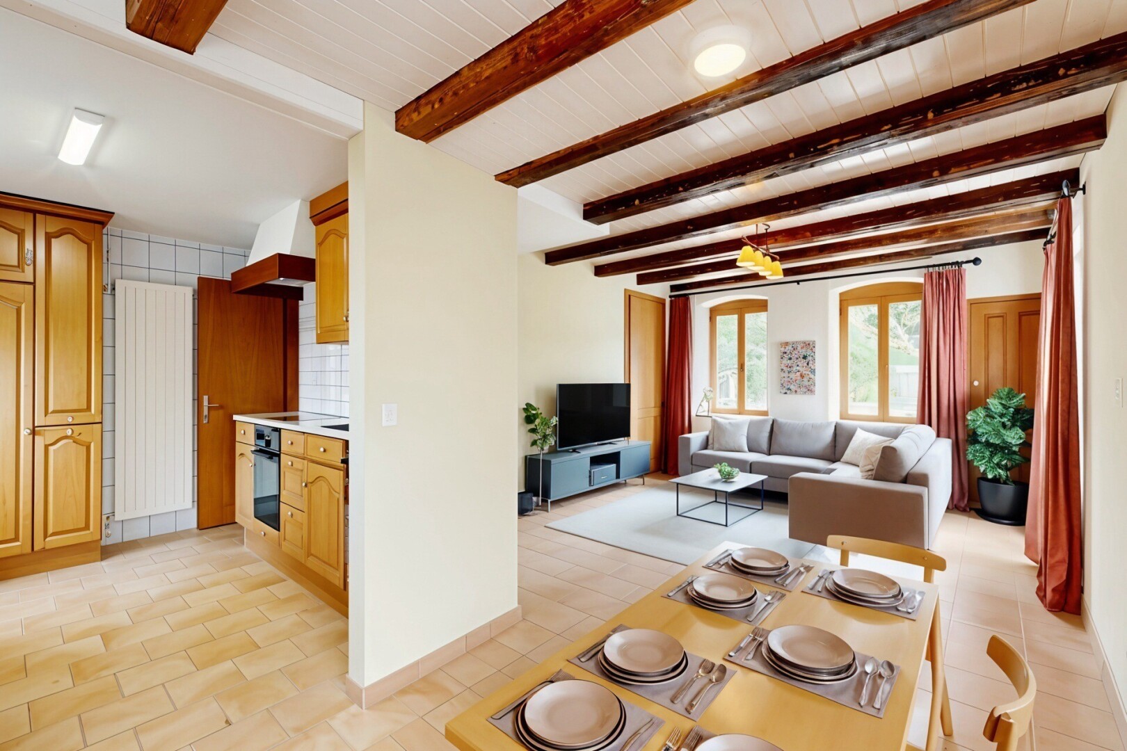 wohn- / esszimmer mit inside property, light floor, natürliches licht, natural light, und fernseher