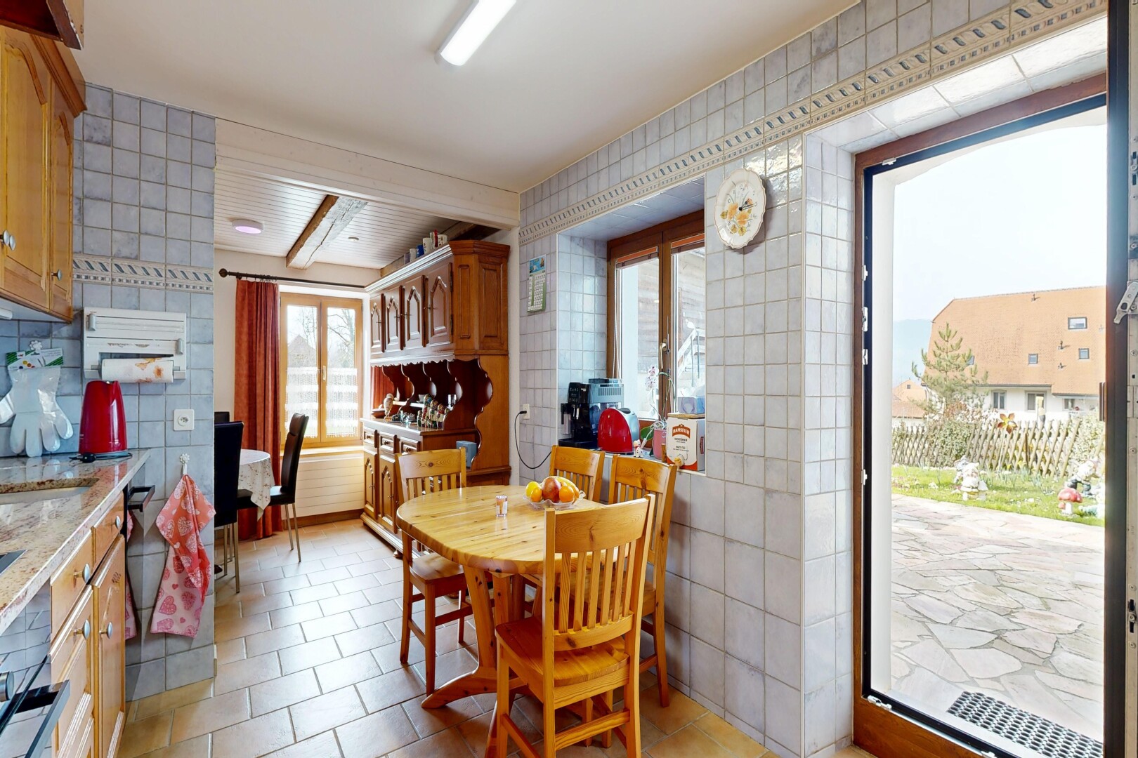 esszimmer mit fliesenwand, tile wall, inside property, fliesenboden, und tile floor
