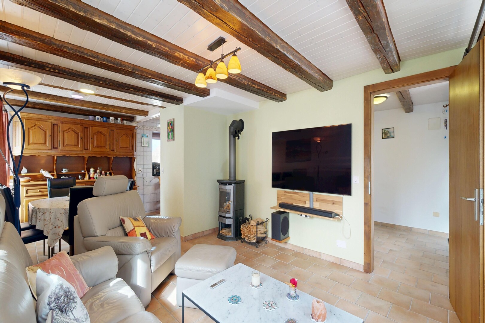 wohnzimmer mit fernseher, inside property, beamed ceiling, balkendecke, und drywall